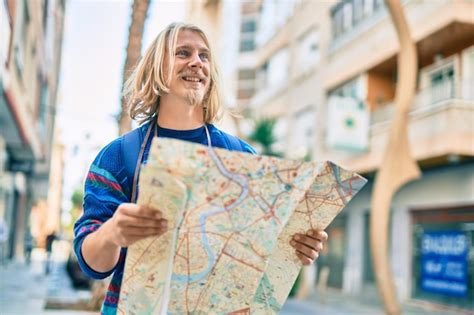 Joven Turista Escandinavo Sonriendo Feliz Usando Un Mapa En La Ciudad