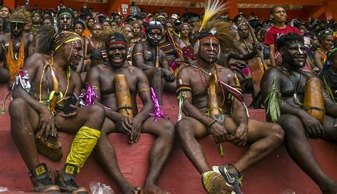 Pakaian Adat Papua Unik Dengan Bahan Berpadu Alam