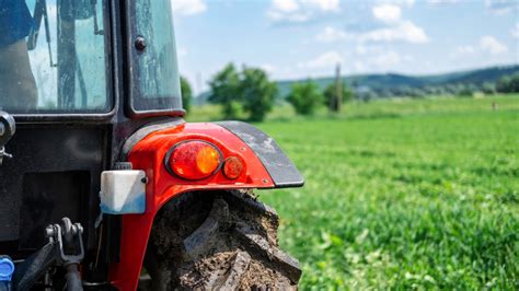 La Seguridad en Tractores Agrícolas Revisión de la normativa y riesgos