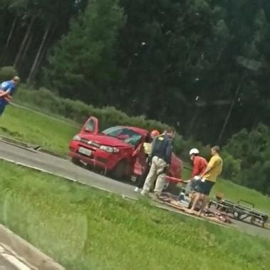 Colis O Entre Carro E Caminh O Deixa Tr S Pessoas Feridas Em Sc Verde