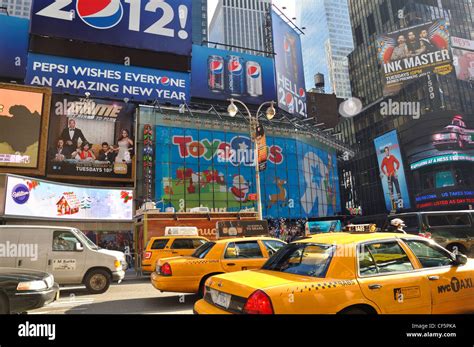 Toys R Us Times Square Hi Res Stock Photography And Images Alamy