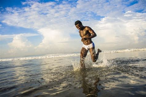 Homem Americano Do Africano Negro Feliz E Atrativo O Corpo Saud Vel