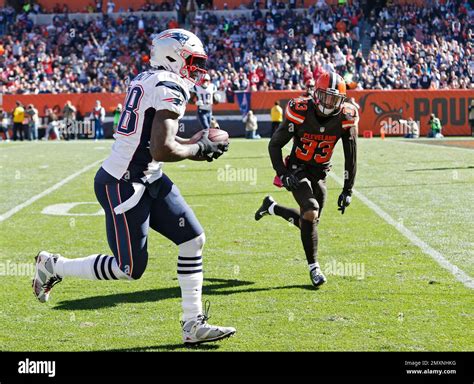 New England Patriots Tight End Martellus Bennett Runs Past Cleveland