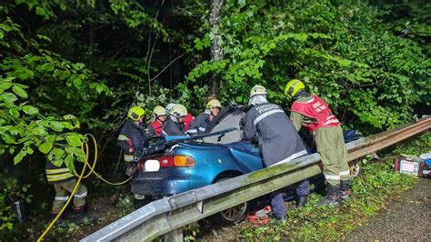 Einsatz Im Bezirk Scheibbs Pkw Lenker Krachte In Wang Gegen Einen Baum