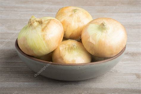 Un ramo de auténticas cebollas blancas dulces del sur ingeniosamente