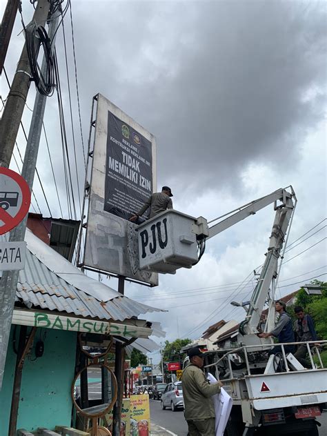 SATUAN POLISI PAMONG PRAJA Satpol PP Kota Yogyakarta Berhentikan