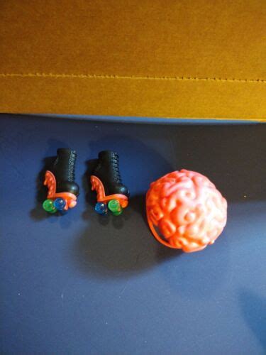 Pink Brain Helmet Skates For Monster High GHOULIA YELPS Roller Maze