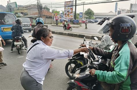 Semringah Pemotor Di Cibinong Bogor Terima Takjil Gratis Dari RPA Perindo