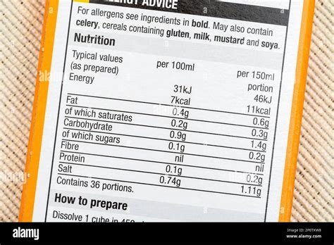 Gros plan de l étiquette d information nutritionnelle sur la boîte de