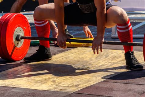 Powerlifter Que Se Prepara Para El Deadlift Del Barbell Durante La