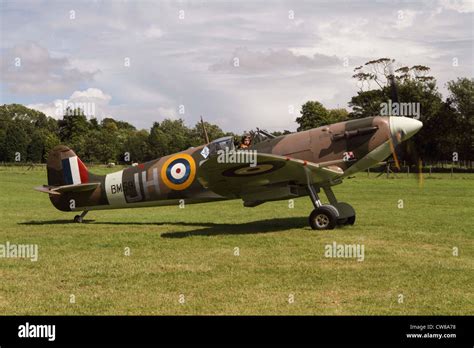 Spitfire taking off Banque de photographies et dimages à haute