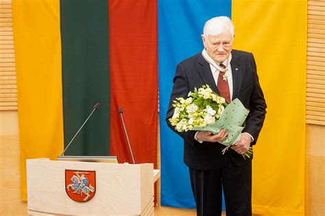 Seimo Apdovanojim Atsi M S Adamkus Vis Gyvenim Stengiausi Kad