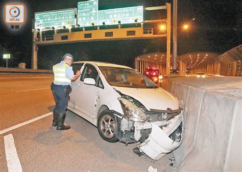 兩車追截 七人車飆逃撼的士撞壆 東方日報