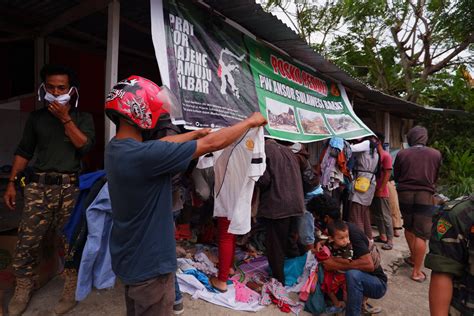 Foto Korban Gempa Majene Butuhkan Pakaian Layak Pakai