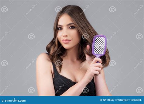 Mujer Cepillando Pelo Natural Recto Con Peine Chica Peinando Pelo