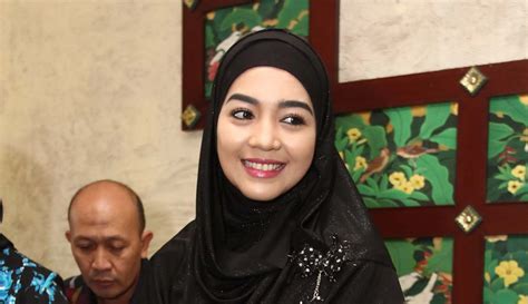 Inspirasi Gaya Hijab Cantik Nuri Maulida Photo