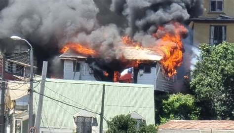 Voraz incendio en cerro San Roque de Valparaíso consume por completo