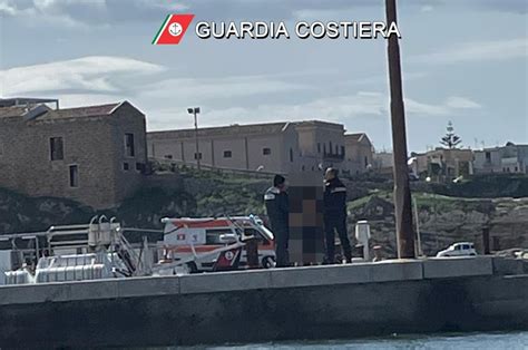 Tenta Di Buttarsi In Mare Dal Porto Di Terrasini Donna Di 30 Anni