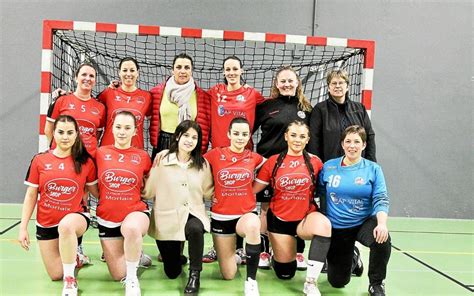 Les Handballeuses Seniors Du Morlaix Plougonven Handball Sinclinent