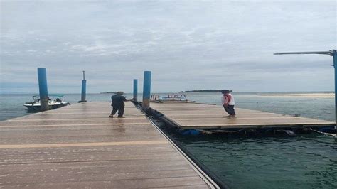 Tiang Penyangga Dermaga Apung Pulau Angso Duo Kota Pariaman Patah Usai