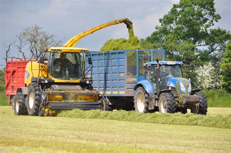 New Holland FR9080 Forage Harvester Filling A Dooley Silage Trailer