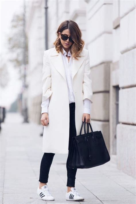 30 looks para quem ama tênis branco Guita Moda White coat outfit