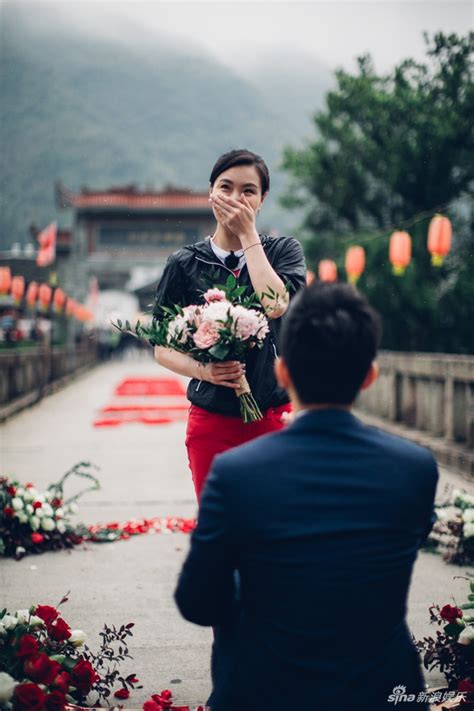 吴敏霞求婚现场曝光 张效诚单膝跪地场面感人新浪图片