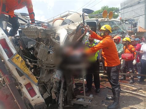 Dua Truk Dan Sepeda Motor Di Serang Terlibat Kecelakaan Bantennews Co