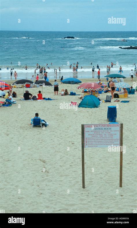 Menschen Am Strand Hi Res Stock Photography And Images Alamy