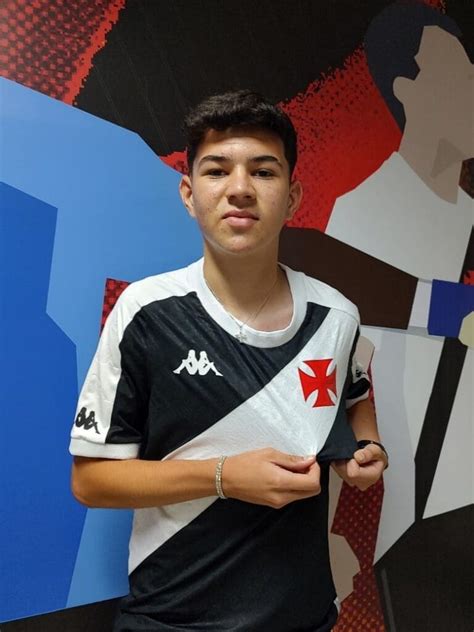 Vasco firma contrato de formação três jovens jogadores da base