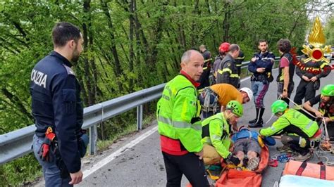 Ciclista Precipita In Un Dirupo Salvato Dai Vigili Del Fuoco