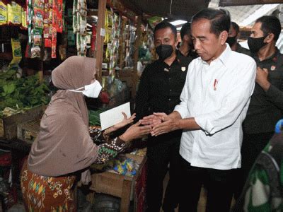 Presiden Jokowi Cek Harga Kebutuhan Pokok Di Pasar Kelapa Kota Cilegon