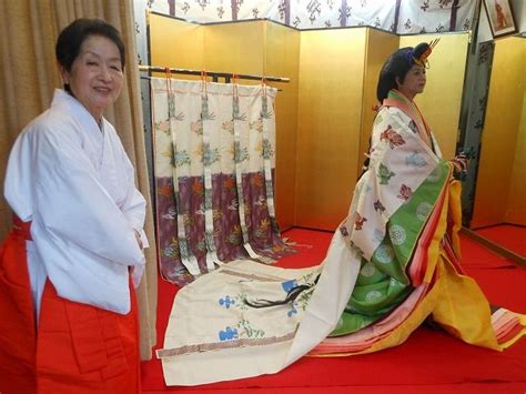 A Woman Dressed In Junihitoe Yellow Hitoe Heian Era Heian Period