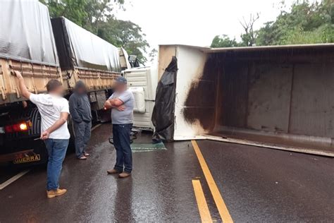 Caminhão tomba na rodovia entre Umuarama e Xambrê e trecho fica