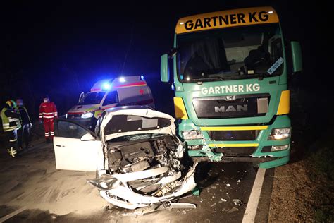 Schwerer Verkehrsunfall Zwischen Lkw Und Pkw Auf Wiener Stra E In Edt