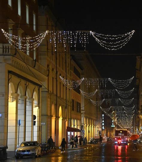 Il Natale torna a brillare in città E la Torre Asinelli si veste a festa