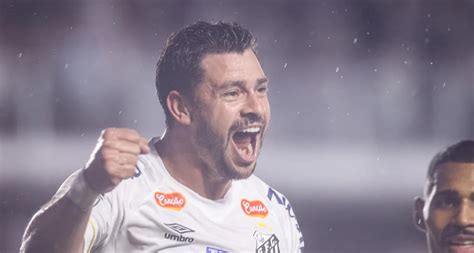 Giuliano comemora atuação e chama a torcida do Santos Série B