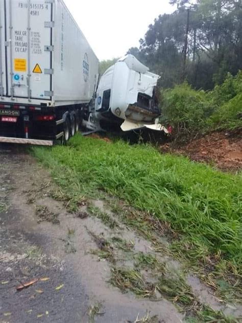 Colisão envolve carreta e viatura da PRF na BR 280 em Mafra JMais