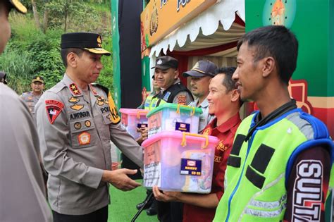 Kapolda Jabar Bagikan Tali Asih Kepada Personil Siaga