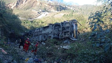 Trágico accidente en Huancabamba Piura 15 personas mueren al caer bus