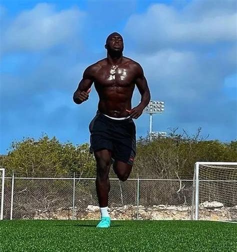 Romelu Lukaku Looks Ripped In Topless Workout As He Prepares For New