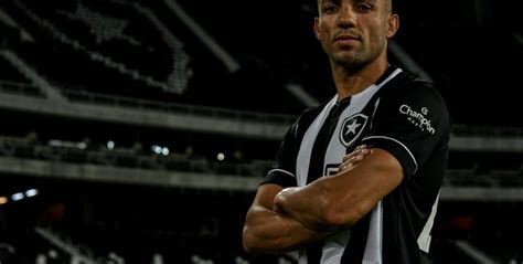 Botafogo anuncia oficialmente lateral esquerdo para sequência da