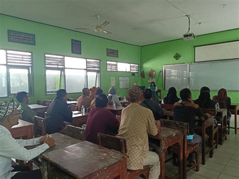 Silaturahmi Dengan Orang Tua Peserta Didik Sekaligus Penyerahan Rapor