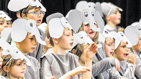 Bochumer Grundschüler trommeln bis Aula bebt