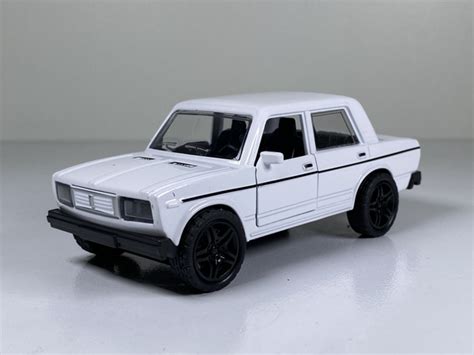 Модель-игрушка Ваз-2105 с инерционным механизмом / 12 см / без коробки ...