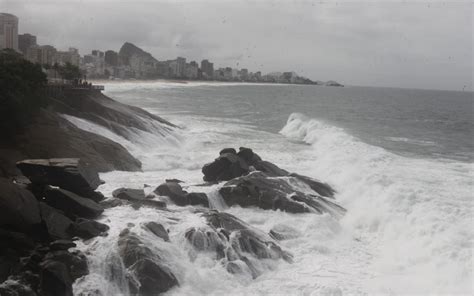 Marinha Emite Alerta De Ressaca Ondas De At Tr S Metros Na Orla Do