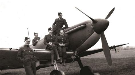 Raf Ground Crew Pose With A Spitfire During The Battle Of Britain