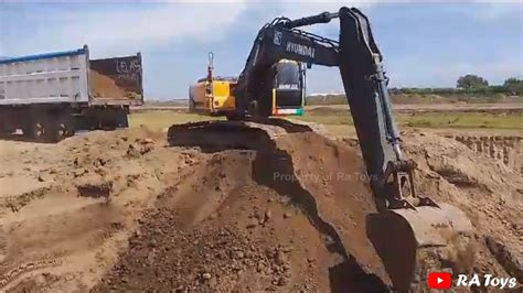 Hyundai Hx210s Excavator Loading Dirt With The Dump Trucks Youtube