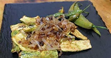 COURGETTES A LA CHARMOULA AUX OIGNONS FRITS CONFITS AU VINAIGRE