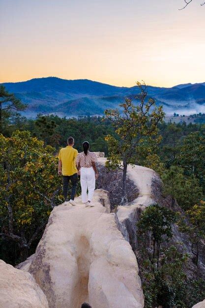 Premium Photo Couple Watching Sunset At Pai Canyon During Sunset In